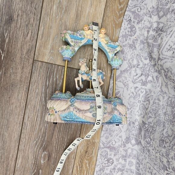 Classic Treasures Horse Carousel Moves Up And Down Love Makes The World Go Round - Picture 4 of 8